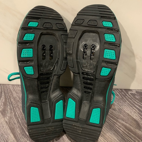 Specialized, Women’s size 8, bicycling shoes, option for cleats - Picture 4 of 4